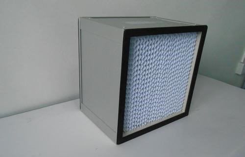 新款ULPA高效過濾器的濾芯用超細玻璃纖維濾料經(jīng)打膠折疊而成，外框可選用夾層木板、鍍鋅銅板、不銹鋼板及鋁合金板，通過聚氨酯膠緊密粘接，具有質(zhì)量輕、透氣量大，集塵率高達99.95-99.999%，且耐堿，耐高溫。ULPA過濾器用于電子廠、半導(dǎo)體、精密機械、制藥、醫(yī)院、食品等行業(yè)中對潔凈度要求交高的民用或工業(yè)潔凈廠所的末端過濾，下面由北方濾器為大家講解新款ULPA(超高效)過濾器的特點及參數(shù)